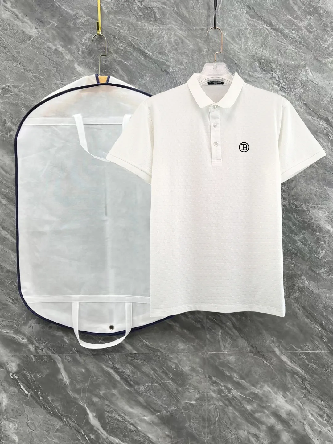 Premium Quality Balmain spring and summer full jacquard lapel short sleeves. This short sleeve is made of Tencel➕cotton fabric, with double jacquard all over. It is carefully made and the upper body is refreshing! Update your casual look. Exquisite tailoring, complete with three-label accessories. It is indeed very heavy-duty. It is a fashionable item. It is decorated with the brand LOGO on the front. It is genuine YB customized fabric and will never be faked. This piece looks really good when worn! Looks great with any combination! No gender distinction, same style for men and women Color: Black White Size: M L XL XXL XXXL